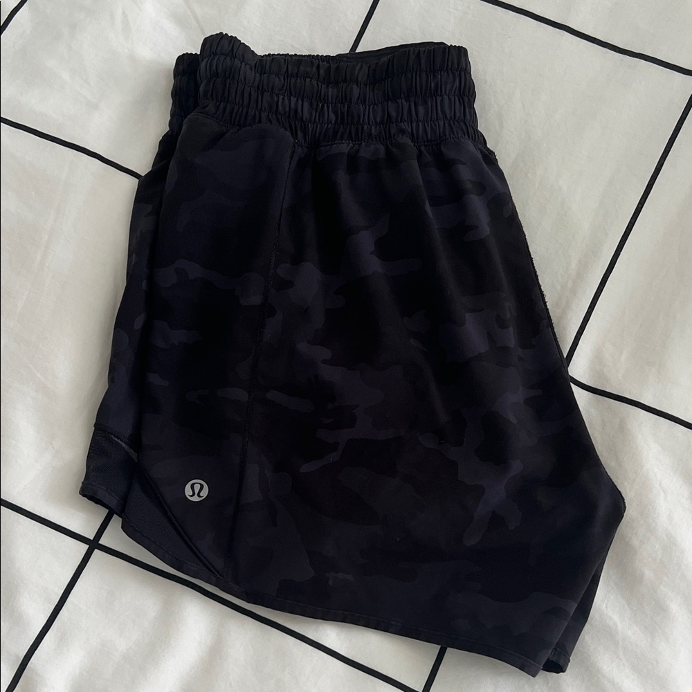lululemon athletica women’s black camo hotty hot short 4” size 8!